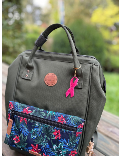 Une cocarde colorée pour porter un message de solidarité. Plusieurs couleurs et motifs pour soutenir différentes causes et sensibiliser autrement.