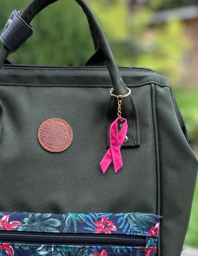 Une cocarde colorée pour porter un message de solidarité. Plusieurs couleurs et motifs pour soutenir différentes causes et sensibiliser autrement.