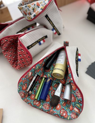 Trousse multifonction convertible en pot debout : pratique, compacte et idéale en voyage. Parfaite pour maquillage, accessoires et cadeau fête des mères.