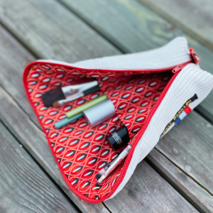 Trousse multifonction convertible en pot debout : pratique, compacte et idéale en voyage. Parfaite pour maquillage, accessoires et cadeau fête des mères.
