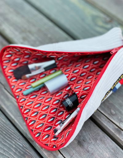 Trousse multifonction convertible en pot debout : pratique, compacte et idéale en voyage. Parfaite pour maquillage, accessoires et cadeau fête des mères.