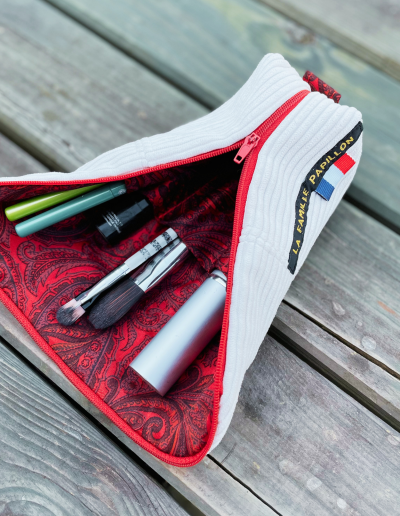 Trousse multifonction convertible en pot debout : pratique, compacte et idéale en voyage. Parfaite pour maquillage, accessoires et cadeau fête des mères.