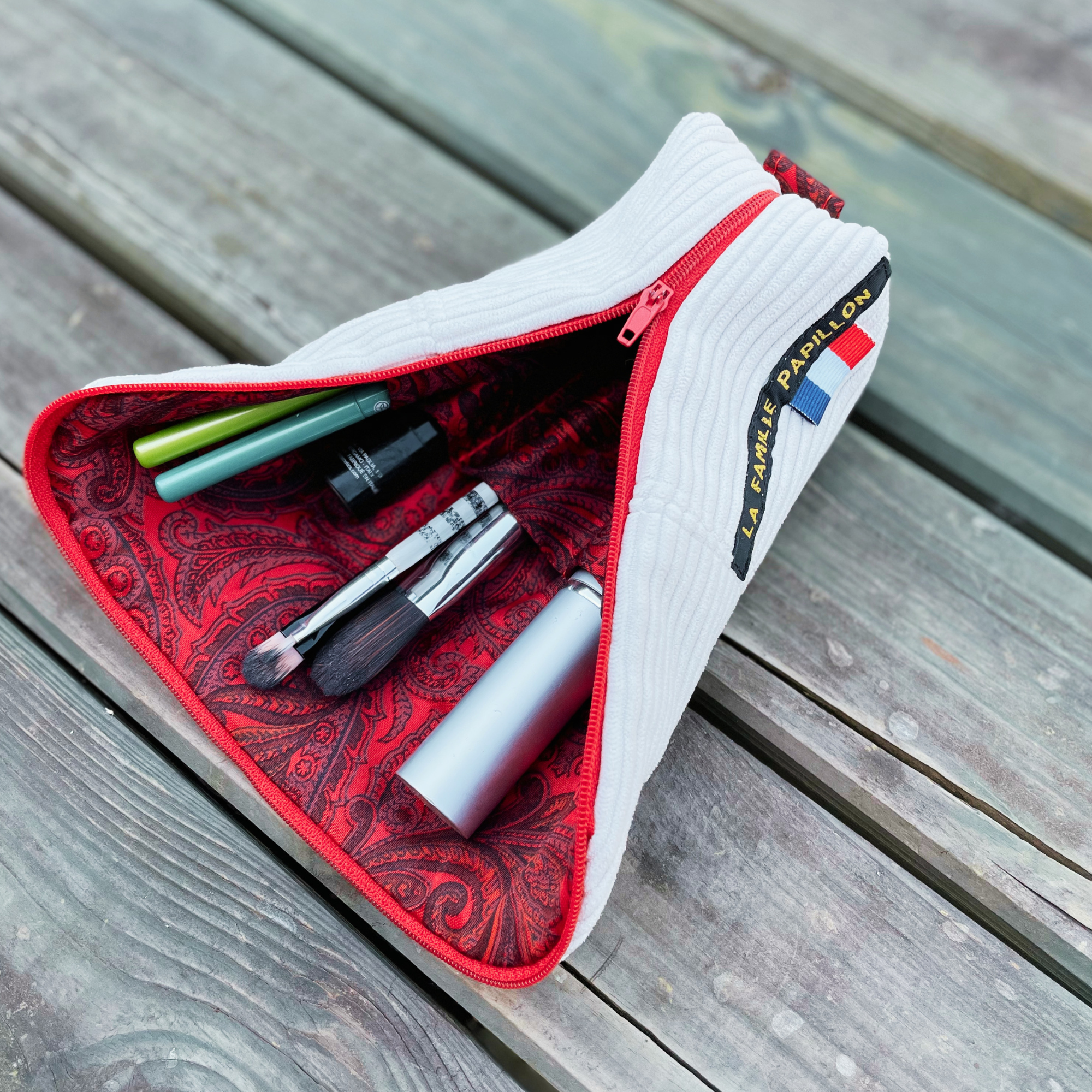 Trousse multifonction convertible en pot debout : pratique, compacte et idéale en voyage. Parfaite pour maquillage, accessoires et cadeau fête des mères.