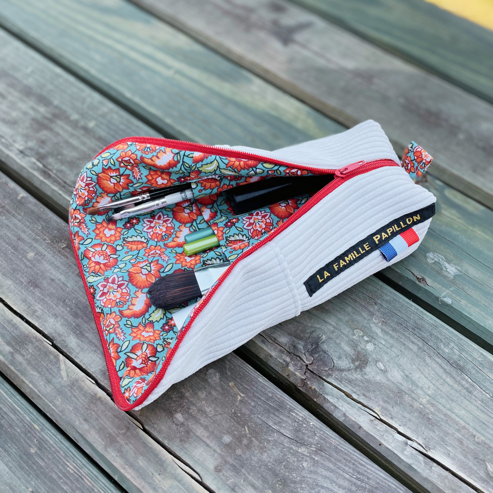 Trousse multifonction convertible en pot debout : pratique, compacte et idéale en voyage. Parfaite pour maquillage, accessoires et cadeau fête des mères.