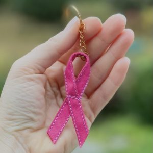 Une cocarde colorée pour porter un message de solidarité. Plusieurs couleurs et motifs pour soutenir différentes causes et sensibiliser autrement.