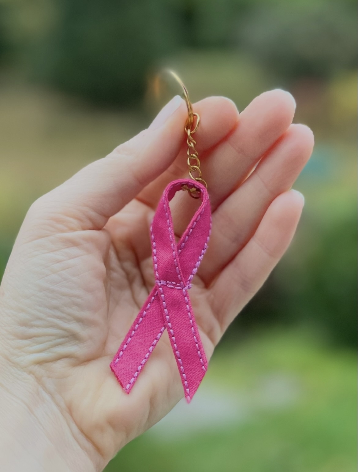 Une cocarde colorée pour porter un message de solidarité. Plusieurs couleurs et motifs pour soutenir différentes causes et sensibiliser autrement.