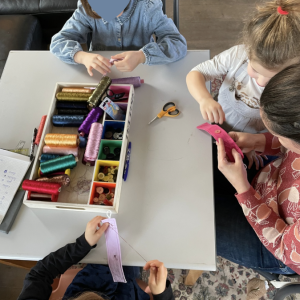 Initiez votre enfant à la couture avec La Famille Papillon ! Atelier créatif dès 7 ans : lingette lavable ou bracelet mantra, matériel fourni.