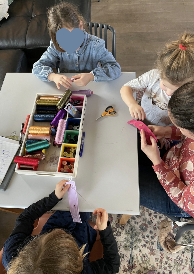 Initiez votre enfant à la couture avec La Famille Papillon ! Atelier créatif dès 7 ans : lingette lavable ou bracelet mantra, matériel fourni.