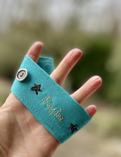 Initiez votre enfant à la couture avec La Famille Papillon ! Atelier créatif dès 7 ans : lingette lavable ou bracelet mantra, matériel fourni.