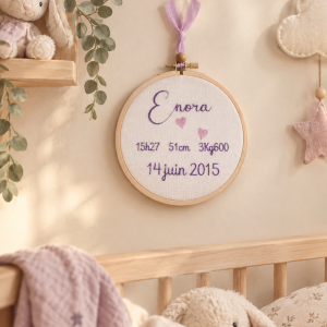 L’Écrin des Premiers Jours Broderie de naissance personnalisée sur lin et cercle en hêtre