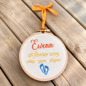 L’Écrin des Premiers Jours Broderie de naissance personnalisée sur lin et cercle en hêtre