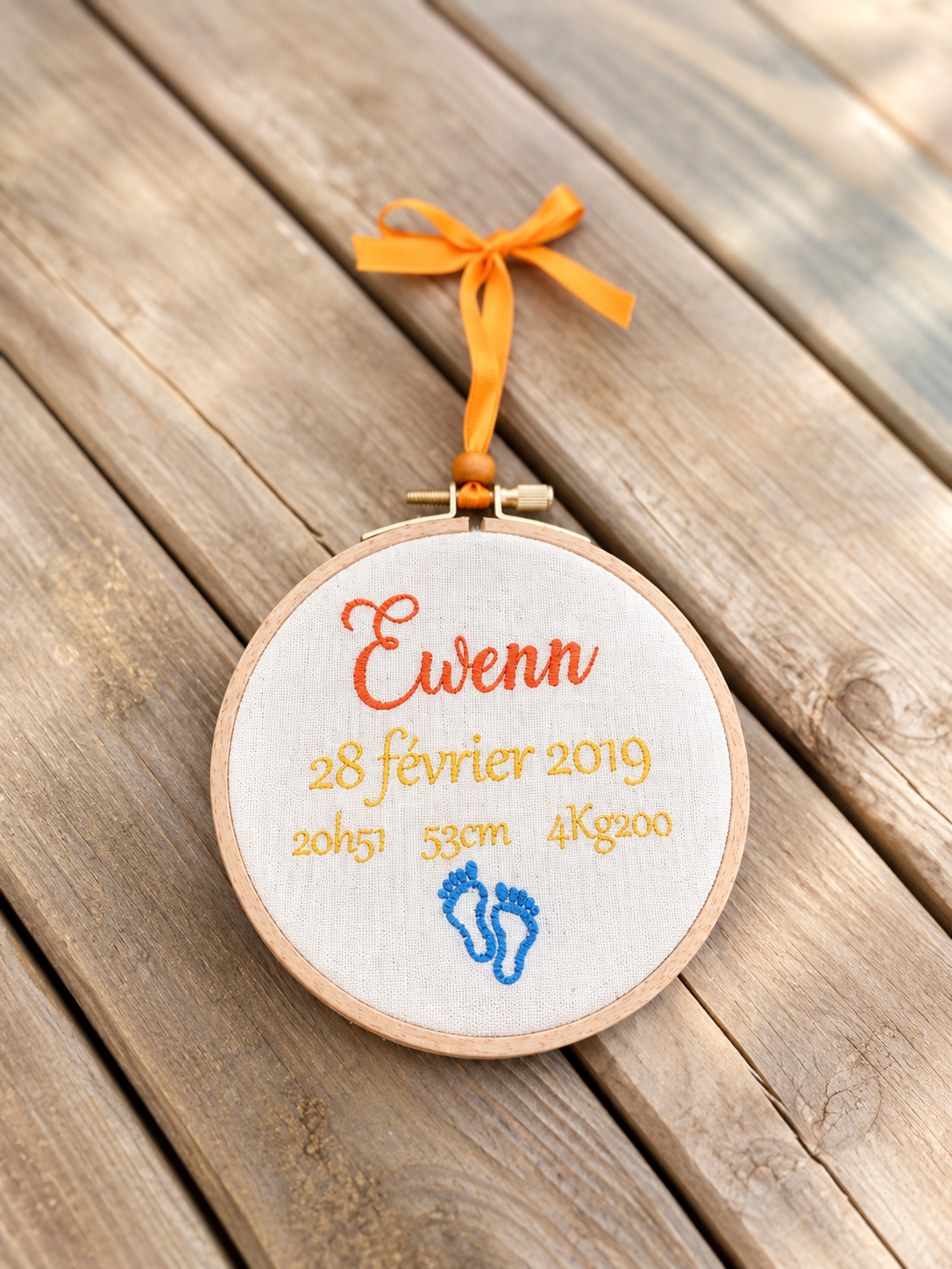 L’Écrin des Premiers Jours Broderie de naissance personnalisée sur lin et cercle en hêtre