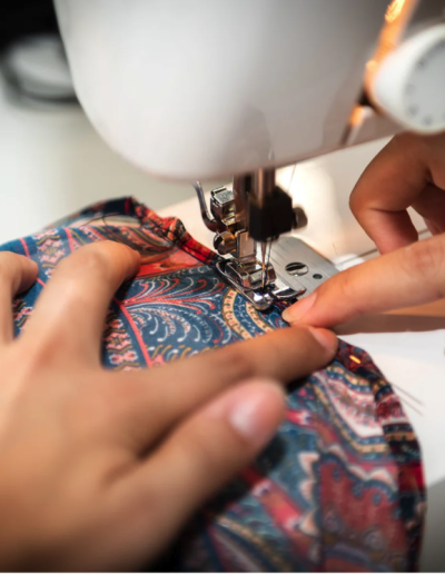 Participe à un atelier couture convivial, seul ou entre amis ou en famille