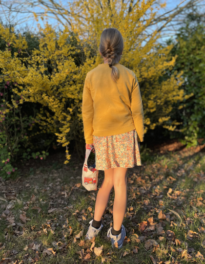 Image d’un sac panier réversible pour Pâques avec oreilles de lapin, côté coton pompier et côté jean denim, utilisé pour la chasse aux œufs ou comme pot à crayons.