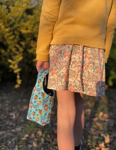 Image d’un sac panier réversible pour Pâques avec oreilles de lapin, côté coton Pat Patrouille et côté jean denim, utilisé pour la chasse aux œufs ou comme pot à crayons.