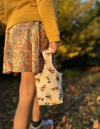 Image d’un sac panier réversible pour Pâques avec oreilles de lapin, côté coton Mickey et côté jean denim, utilisé pour la chasse aux œufs ou comme pot à crayons.