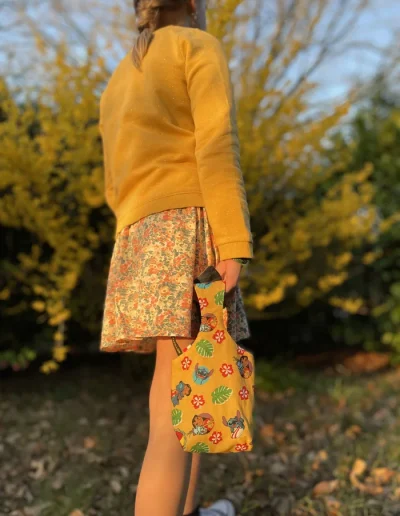 Image d’un sac panier réversible pour Pâques avec oreilles de lapin, côté coton Lilo et Stitch et côté jean denim, utilisé pour la chasse aux œufs ou comme pot à crayons.