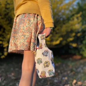 Image d’un sac panier réversible pour Pâques avec oreilles de lapin, côté coton Harry Potter et côté jean denim, utilisé pour la chasse aux œufs ou comme pot à crayons.