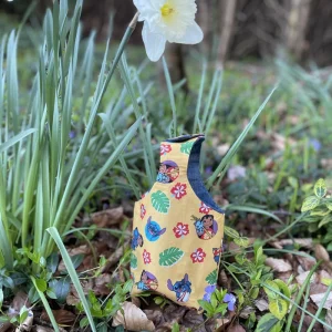Image d’un sac panier réversible pour Pâques avec oreilles de lapin, côté coton Lilo et Stitch et côté jean denim, utilisé pour la chasse aux œufs ou comme pot à crayons.