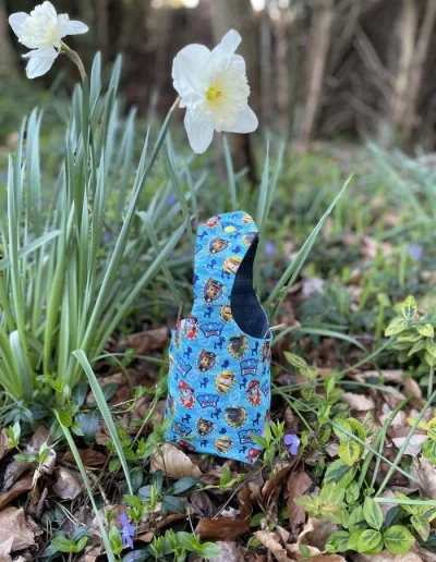 Image d’un sac panier réversible pour Pâques avec oreilles de lapin, côté coton Pat Patrouille et côté jean denim, utilisé pour la chasse aux œufs ou comme pot à crayons.