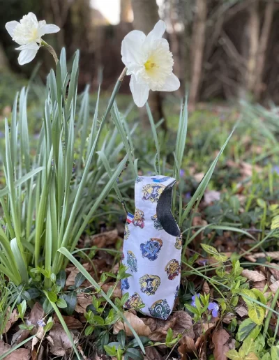 Image d’un sac panier réversible pour Pâques avec oreilles de lapin, côté coton Harry Potter et côté jean denim, utilisé pour la chasse aux œufs ou comme pot à crayons.