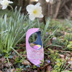 Image d’un sac panier réversible pour Pâques avec oreilles de lapin, côté coton à motif rose et dentelle et côté jean denim, utilisé pour la chasse aux œufs ou comme pot à crayons.