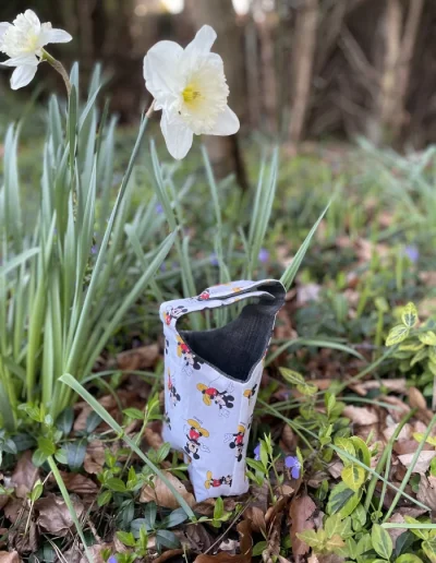 Image d’un sac panier réversible pour Pâques avec oreilles de lapin, côté coton Mickey et côté jean denim, utilisé pour la chasse aux œufs ou comme pot à crayons.