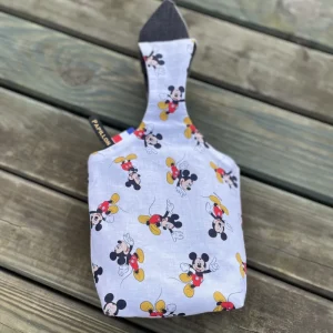 Image d’un sac panier réversible pour Pâques avec oreilles de lapin, côté coton Mickey et côté jean denim, utilisé pour la chasse aux œufs ou comme pot à crayons.