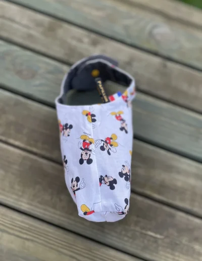 Image d’un sac panier réversible pour Pâques avec oreilles de lapin, côté coton Mickey et côté jean denim, utilisé pour la chasse aux œufs ou comme pot à crayons.