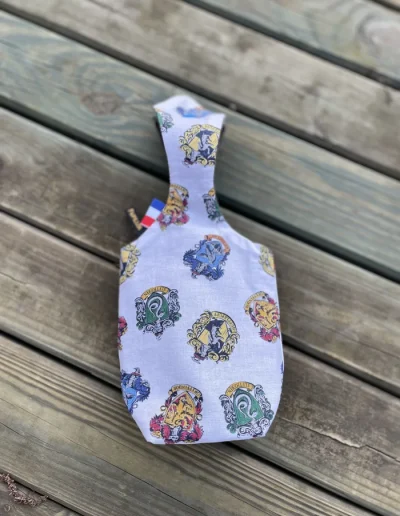 Image d’un sac panier réversible pour Pâques avec oreilles de lapin, côté coton Harry Potter et côté jean denim, utilisé pour la chasse aux œufs ou comme pot à crayons.