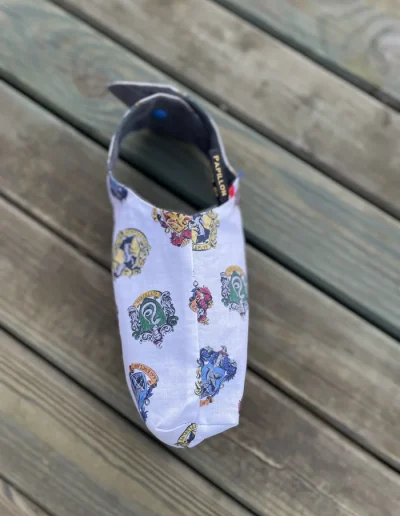 Image d’un sac panier réversible pour Pâques avec oreilles de lapin, côté coton Harry Potter et côté jean denim, utilisé pour la chasse aux œufs ou comme pot à crayons.