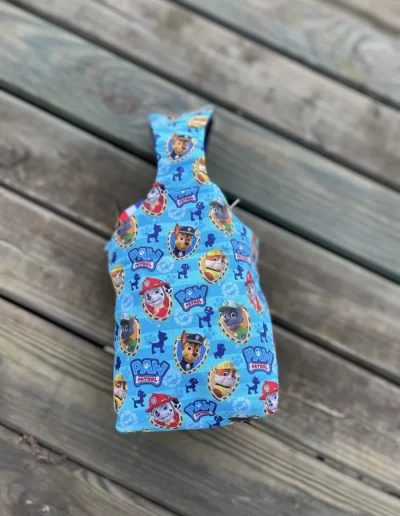 Image d’un sac panier réversible pour Pâques avec oreilles de lapin, côté coton Pat Patrouille et côté jean denim, utilisé pour la chasse aux œufs ou comme pot à crayons.