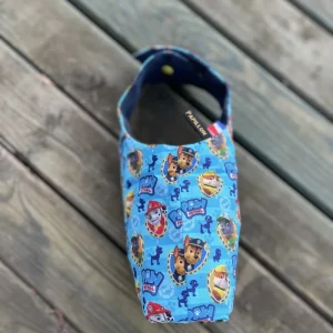 Image d’un sac panier réversible pour Pâques avec oreilles de lapin, côté coton Pat Patrouille et côté jean denim, utilisé pour la chasse aux œufs ou comme pot à crayons.