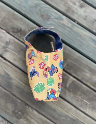 Image d’un sac panier réversible pour Pâques avec oreilles de lapin, côté coton Lilo et Stitch et côté jean denim, utilisé pour la chasse aux œufs ou comme pot à crayons.