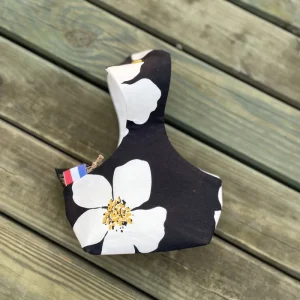 Image d’un sac panier réversible pour Pâques avec oreilles de lapin, côté coton fleurit et côté jean denim, utilisé pour la chasse aux œufs ou comme pot à crayons.