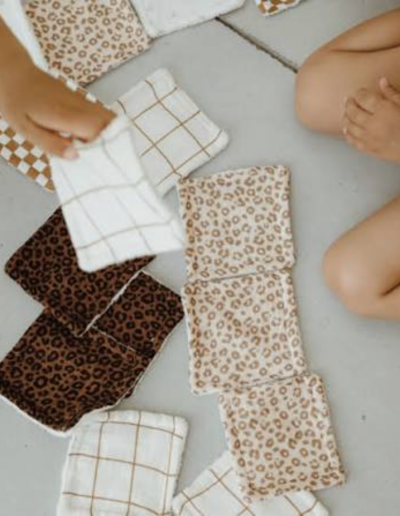 Initiez votre enfant à la couture avec La Famille Papillon ! Atelier créatif dès 7 ans : lingette lavable ou bracelet mantra, matériel fourni.