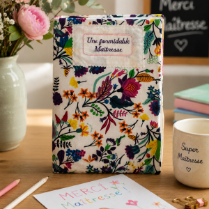 Protège-cahier personnalisé avec broderie, idéal pour cahier d'appel de maîtresse ou maître. Un cadeau pratique et unique de fin d'année.