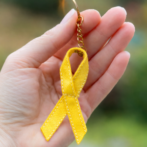 Une cocarde colorée pour porter un message de solidarité. Plusieurs couleurs et motifs pour soutenir différentes causes et sensibiliser autrement.